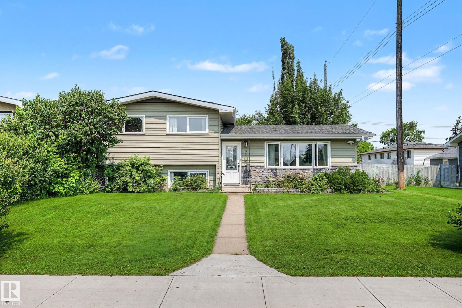 Property Photo:  9516 129A Avenue NW  AB T5E 0N8 