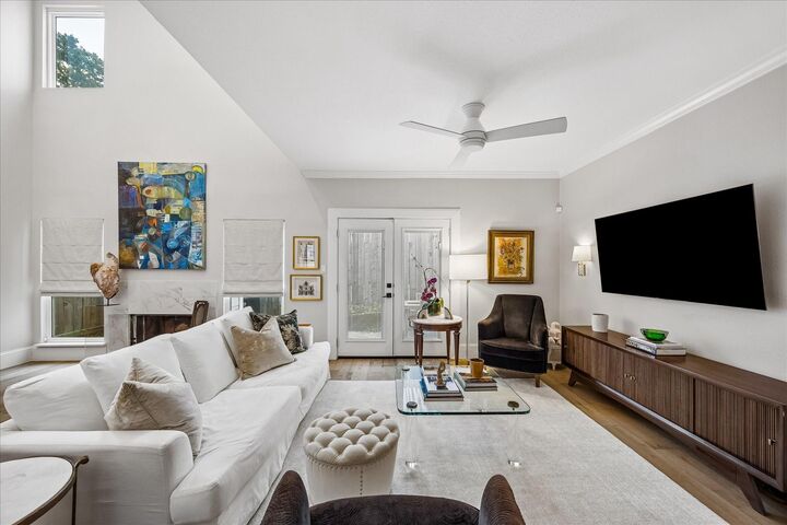 Property Photo: 2555 Bering Drive 11 TX 77057