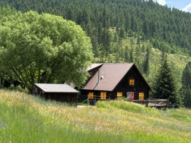 Property Photo:  1258 Pingston Creek Rd  WA 99141 