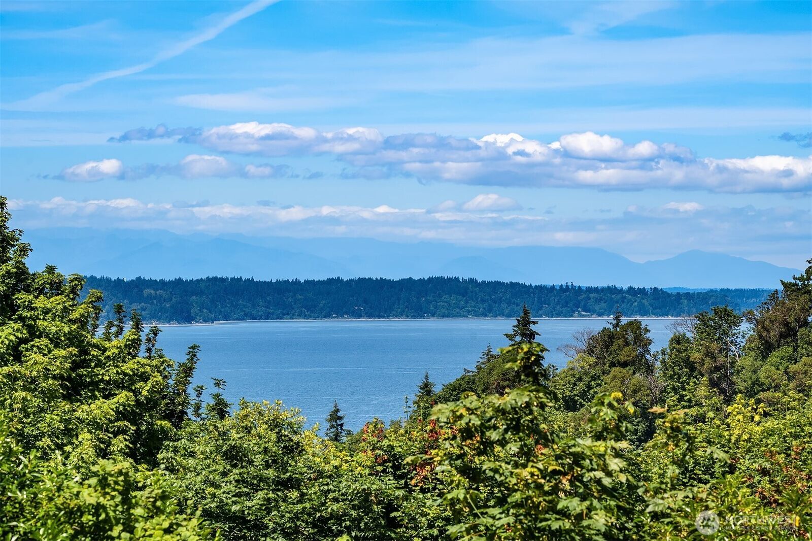 Property Photo: 604 SW 206th Street WA 98166