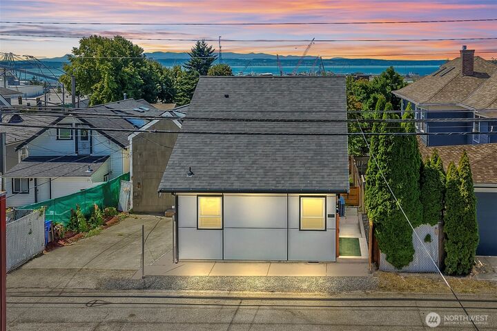 Property Photo: 2623 Grand Ave C WA 98201