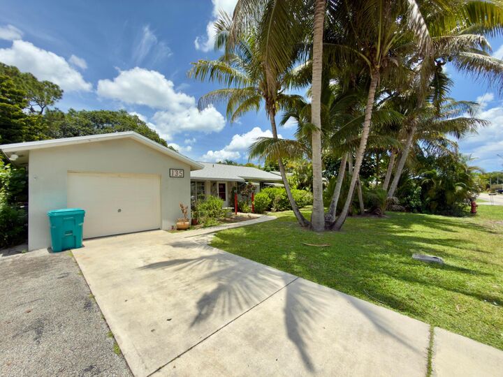 Property Photo:  135 SE 26th Avenue  FL 33435 
