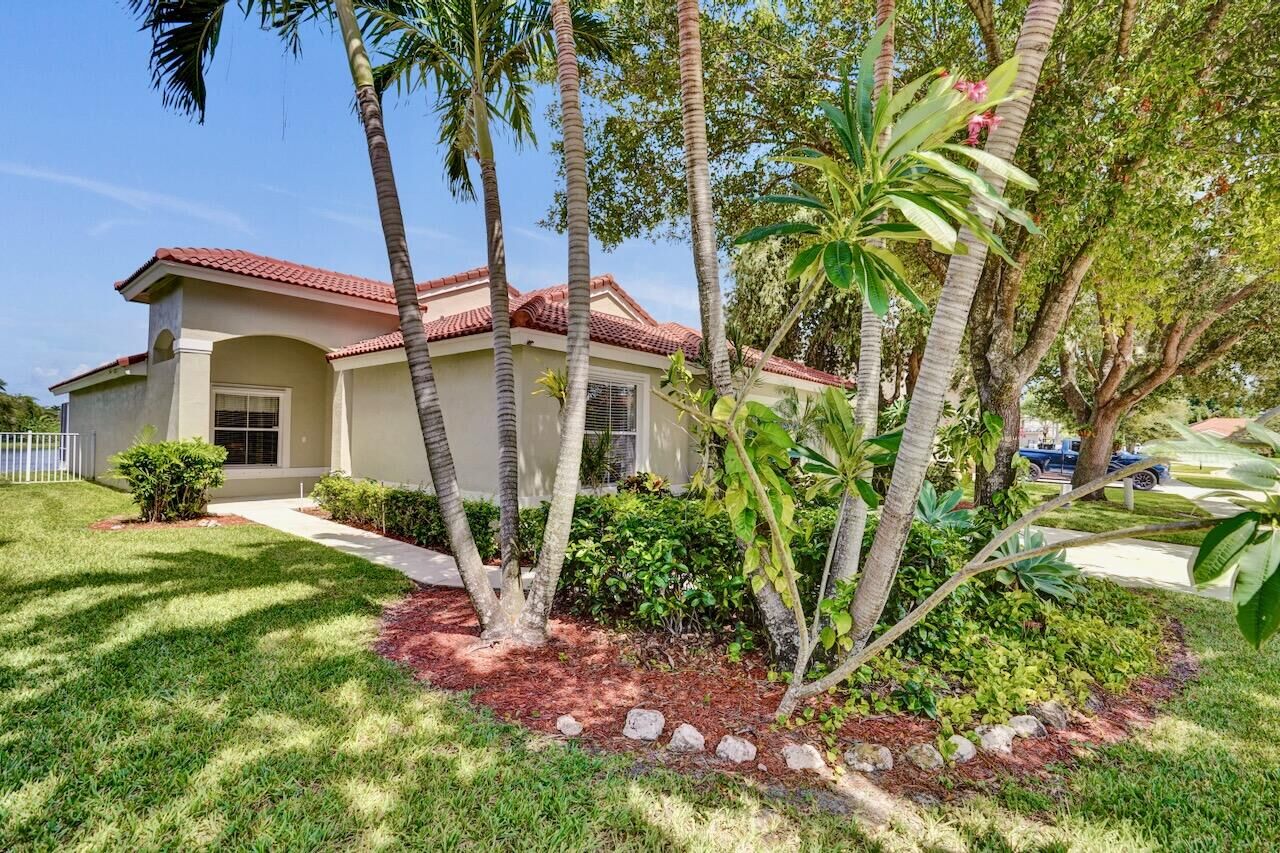 Property Photo:  5886 Las Colinas Circle  FL 33463 