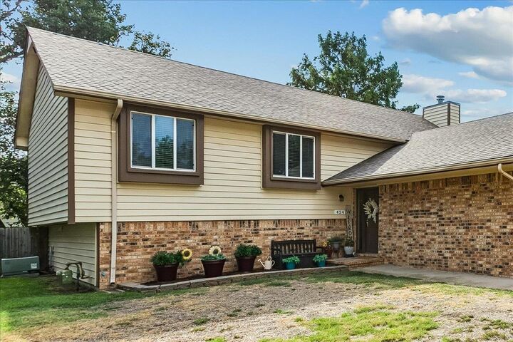 Property Photo:  424 N Pine Grove Cr  KS 67212 