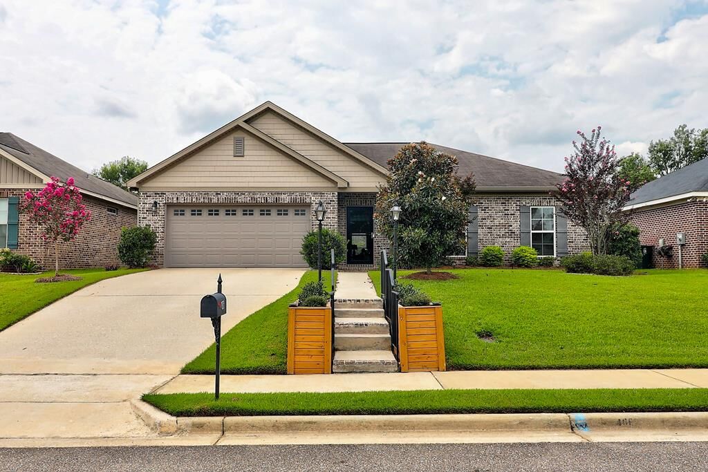 Property Photo:  406 Ridgeland Rd  AL 36301 