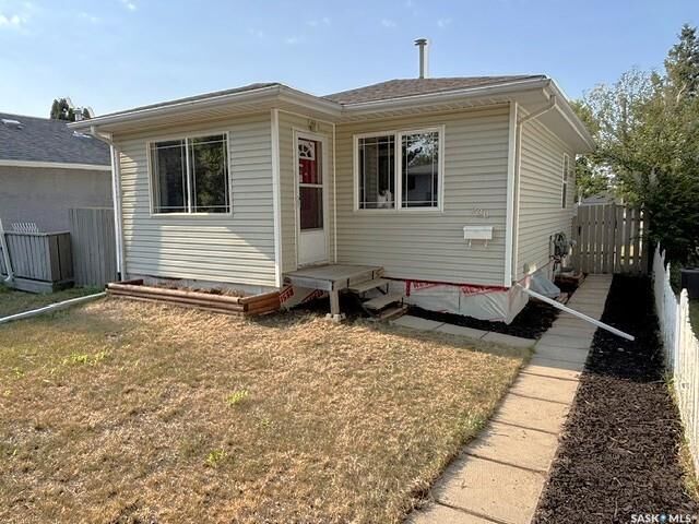 Property Photo:  938 Iroquois Street W  SK S6H 5B6 