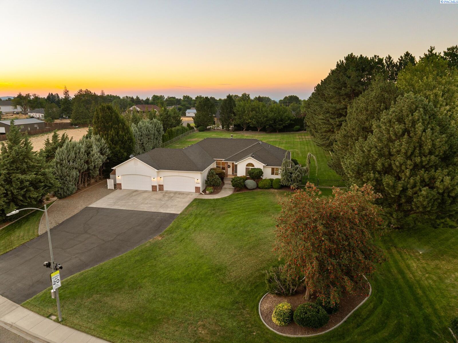 Property Photo: 7000 W 13th Ave WA 99338