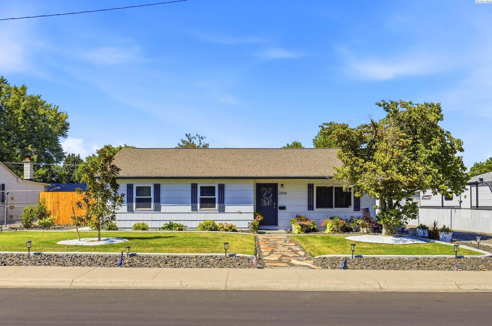 Property Photo: 2006 Tinkle St WA 99354