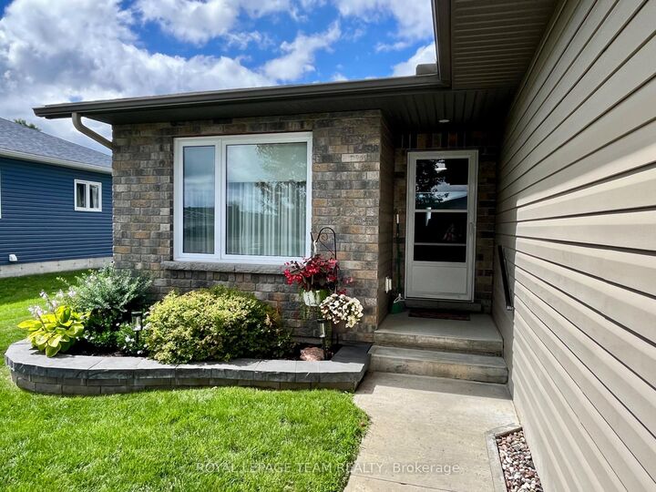 Property Photo:  14 Otteridge Avenue  ON K7V 0A1 