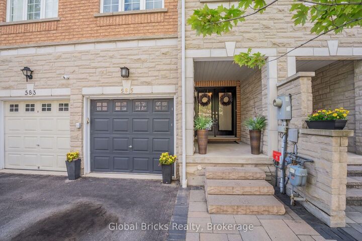 Property Photo: 585 Candlestick Circle ON L4Z 0B3