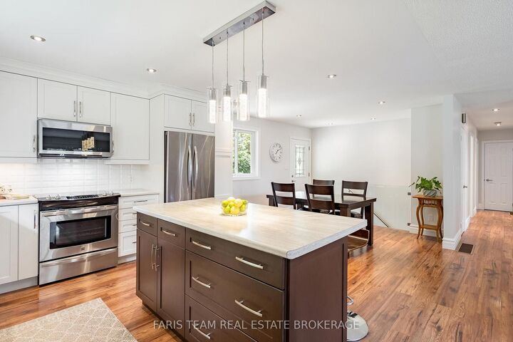 Property Photo: 182 Moon Point Drive ON L3V 0R8