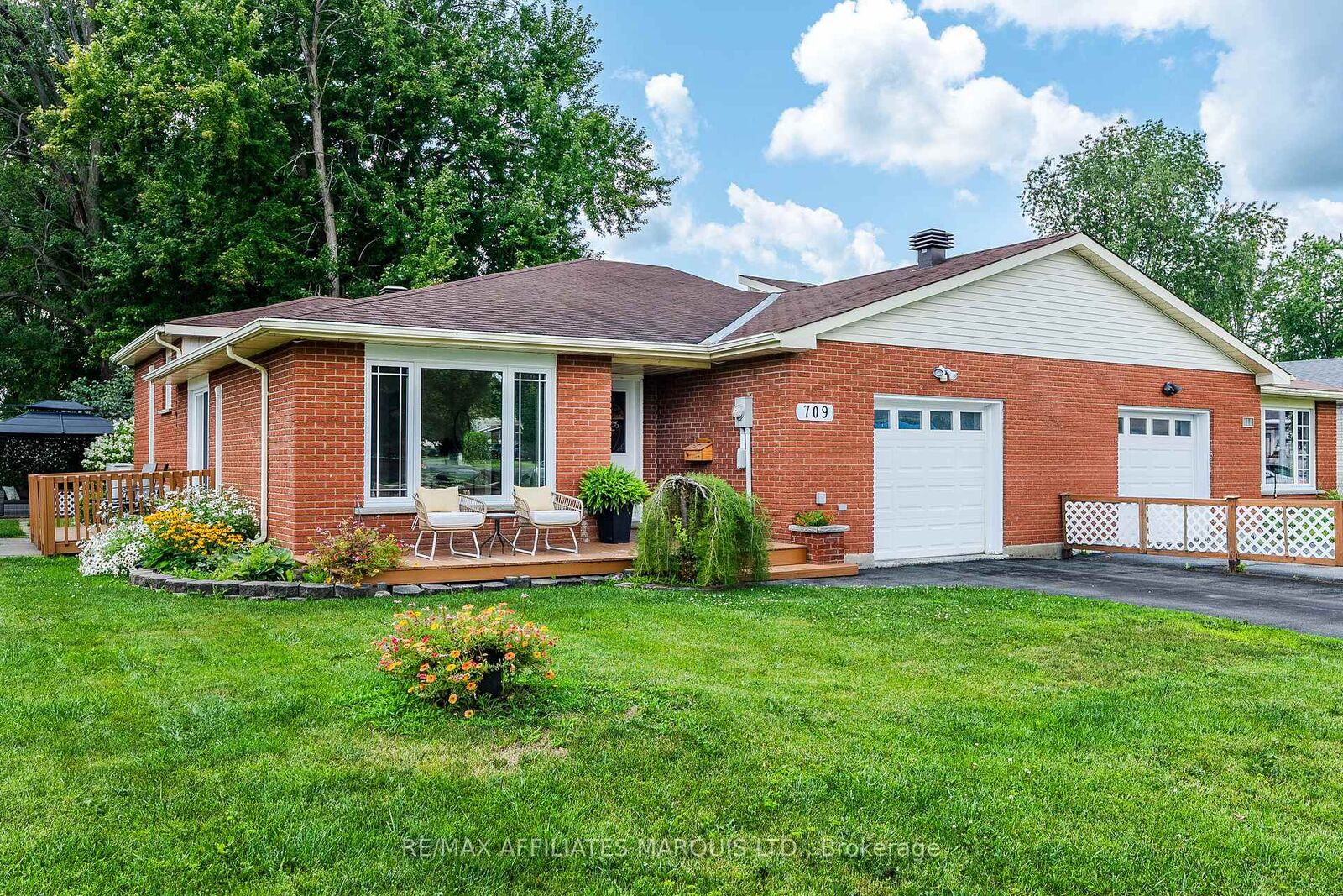 Property Photo: 709 Champlain Drive ON K6H 6P4