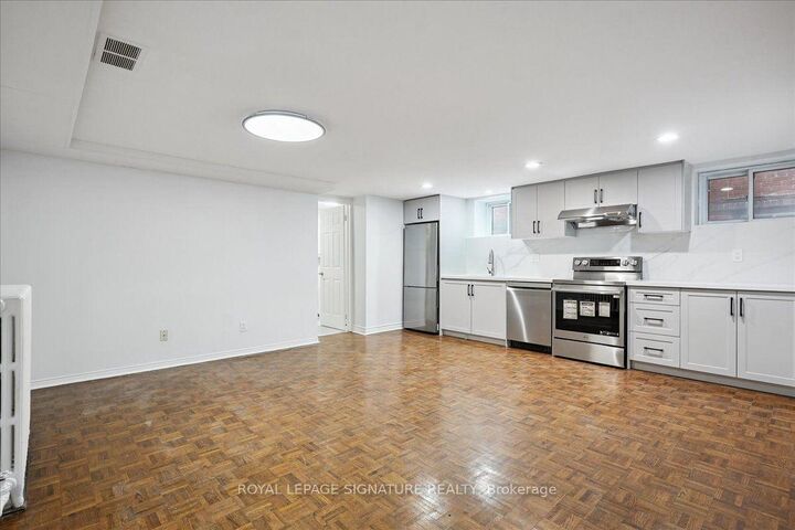 Property Photo:  12 Castle View Avenue Lower  ON M5R 1Y9 