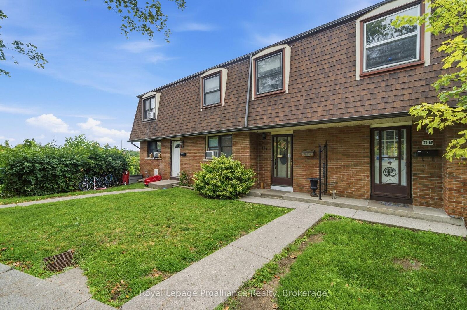 Property Photo:  11 Prince Of Wales Drive H  ON K8P 2T5 