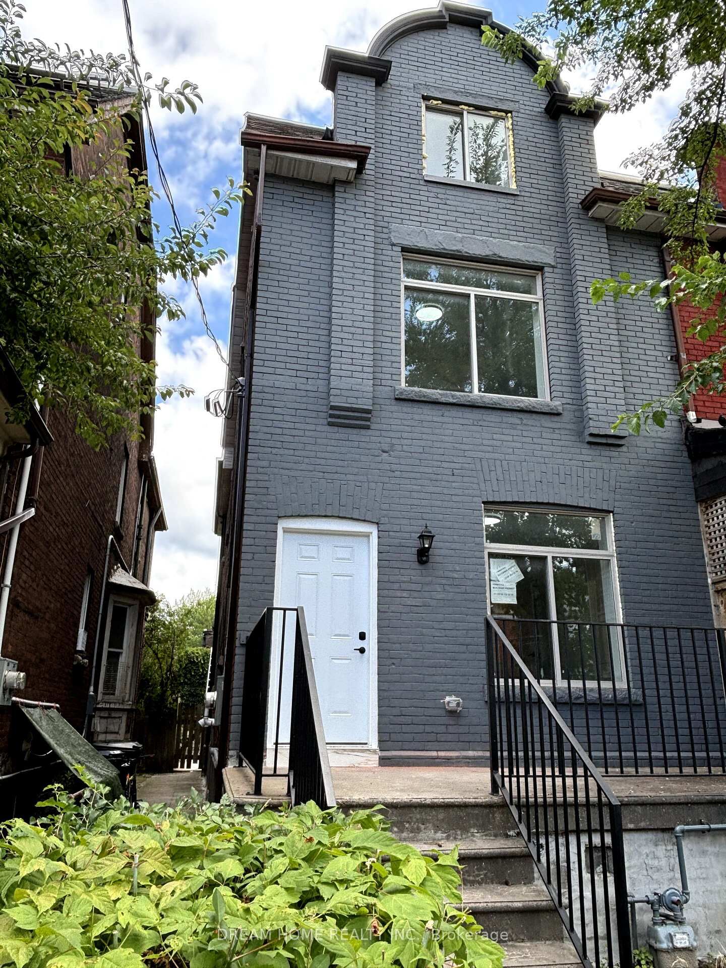 Property Photo: 643 Bathurst Street B03 ON M5S 2R2