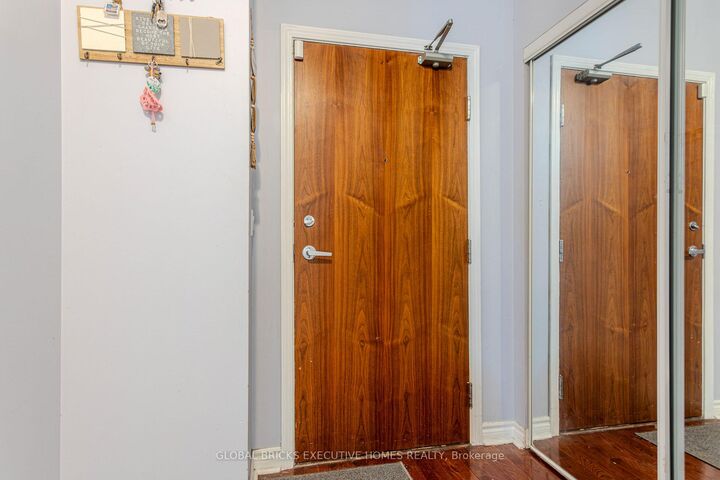 Photo de la propriété: 33 Elm Drive W ON L5B 4M2
