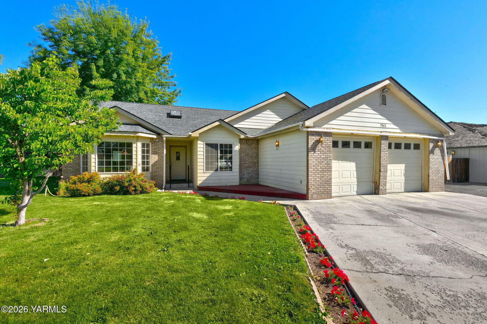 Property Photo:  7503 Olmstead Ct  WA 98908 