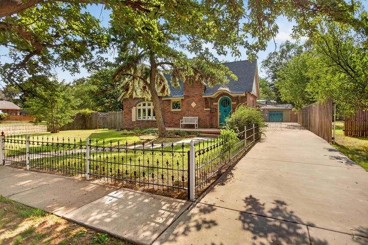 Property Photo: 2404 S Harrison Street TX 79109-2510