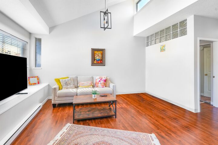 Property Photo: 125 W 18th Street 309 BC V7M 1W5