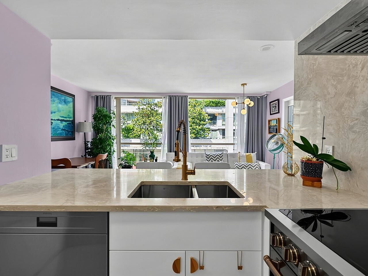 Property Photo: 822 Homer Street 609 BC V6B 6M3