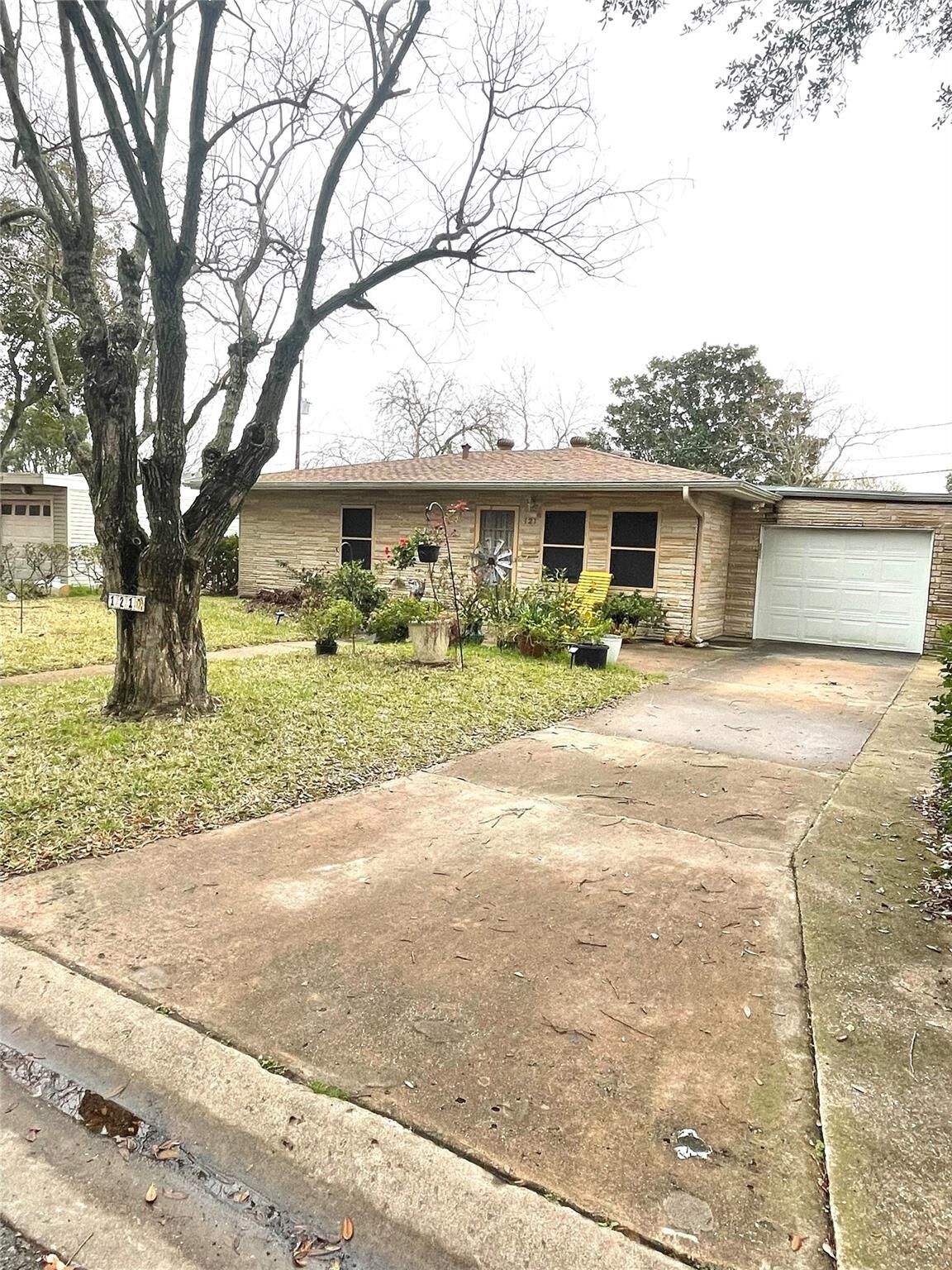 Property Photo: 121 Albacore Avenue TX 77550