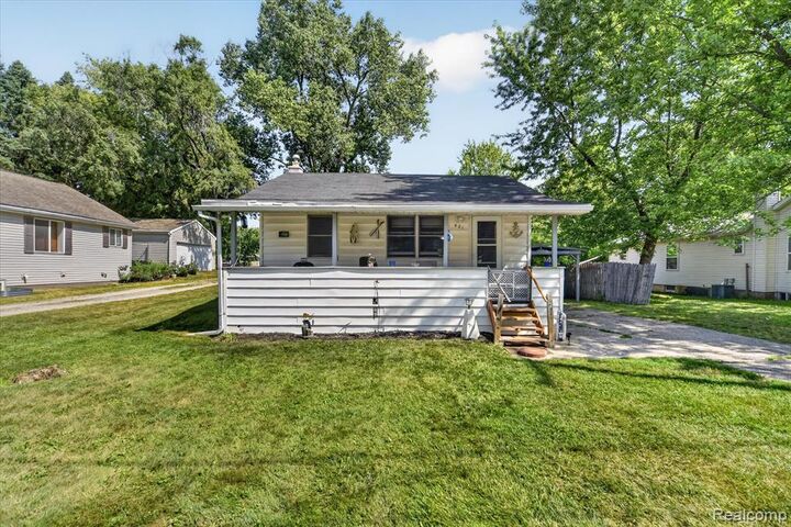 Property Photo: 521 E Paulson Street MI 48906 3251