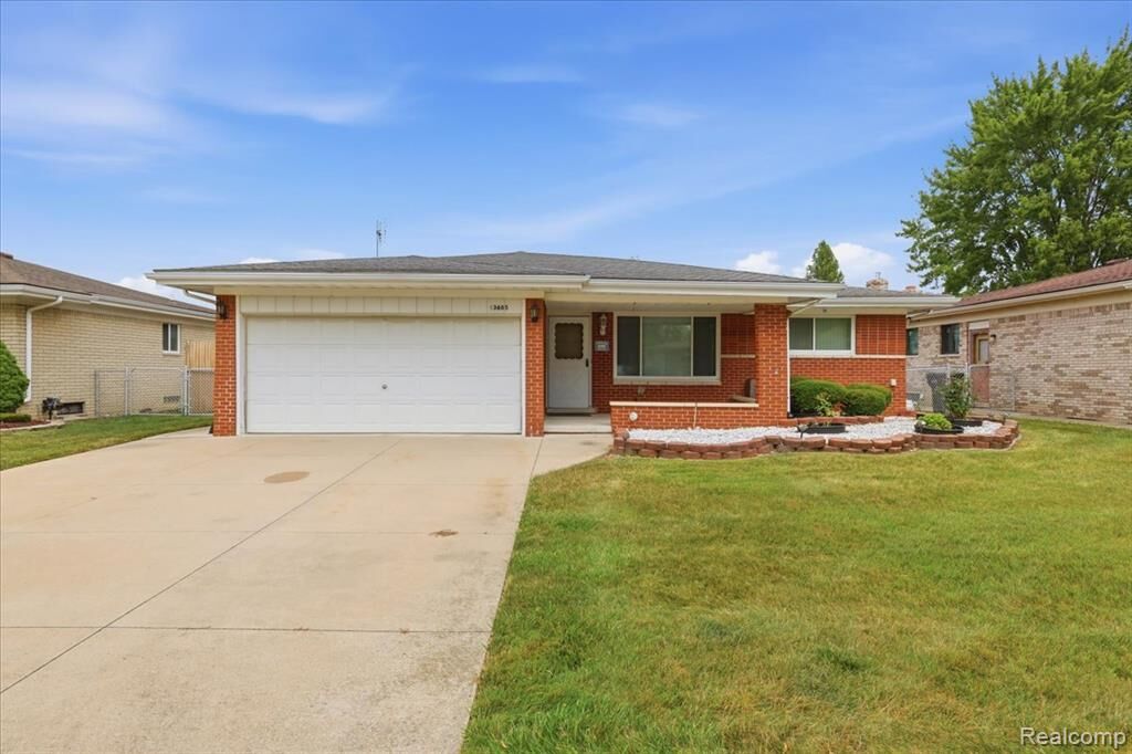 Property Photo:  13605 Ascot Drive  MI 48312 4107 