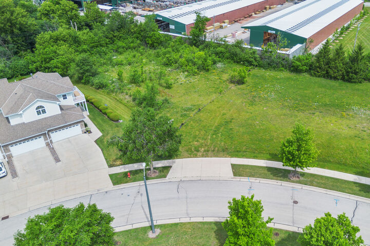 Property Photo: 6741 S Prairiewood Ln WI 53132