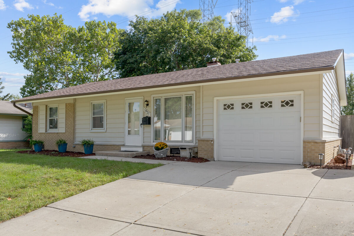 Property Photo:  1031 Maple Lane  IL 60007 