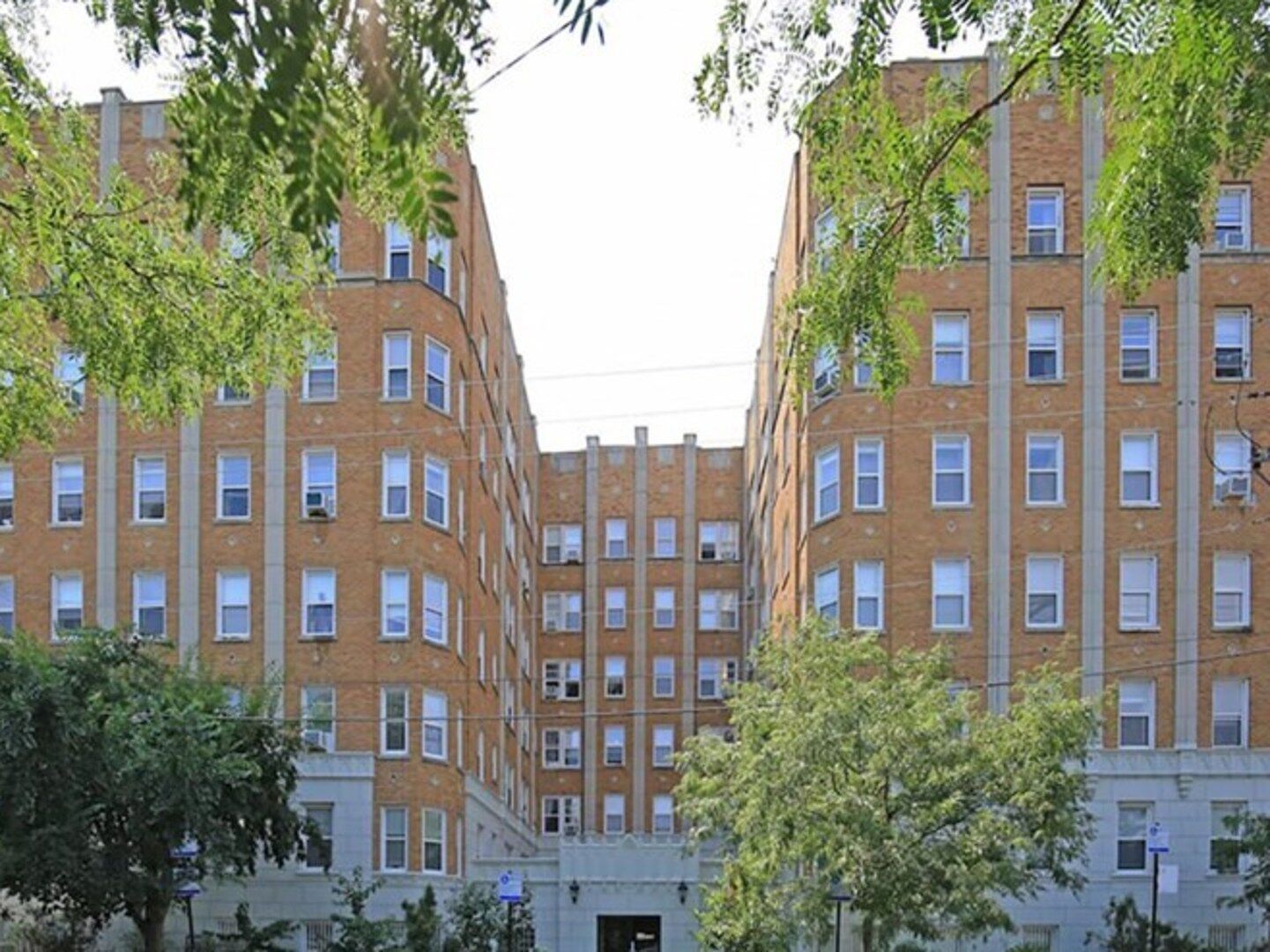 Property Photo: 6748 N Ashland Avenue 205 IL 60626