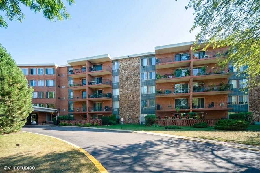 Property Photo:  16 E Old Willow Road 206-S  IL 60070 