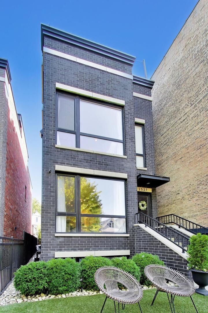 Property Photo:  2527 W Medill Avenue  IL 60647 