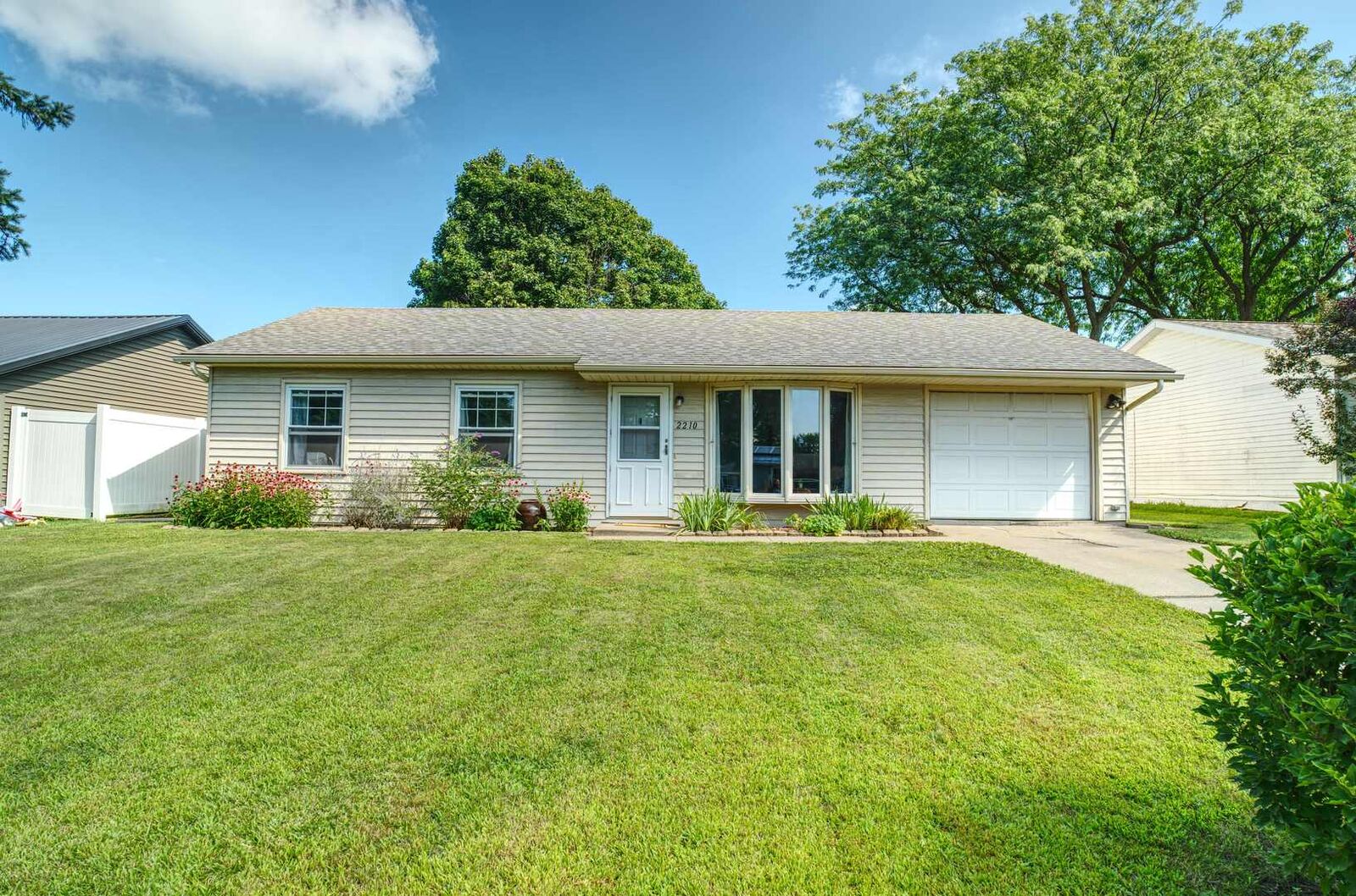 Property Photo: 2210 Lafayette Terrace IA 52732