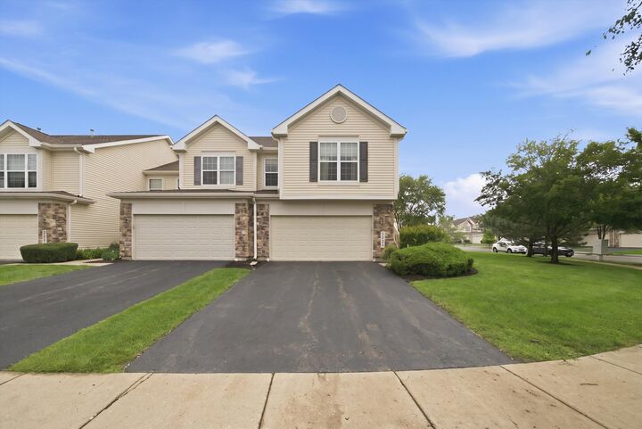 Property Photo: 2353 Georgetown Circle IL 60503