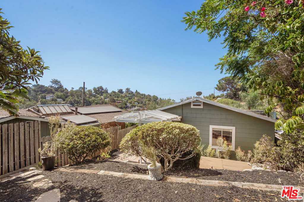 Property Photo:  2306 Loma Vista Place  CA 90039 