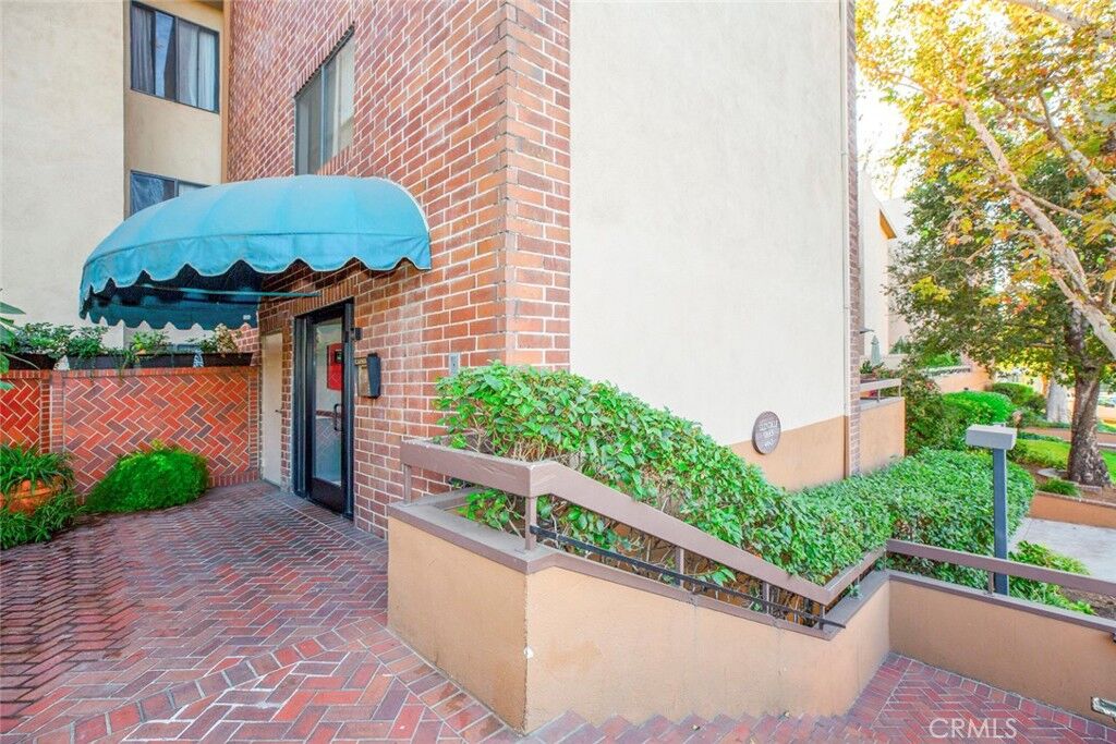 Property Photo:  460 Oak  CA 91204 