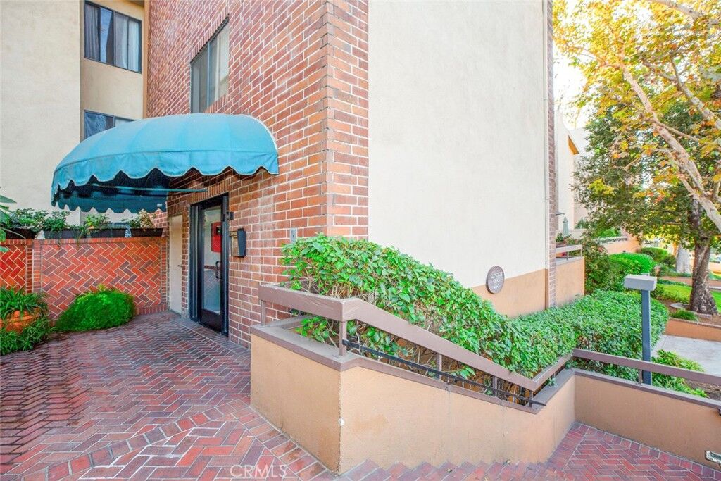 Property Photo:  460 Oak Street 203  CA 91204 