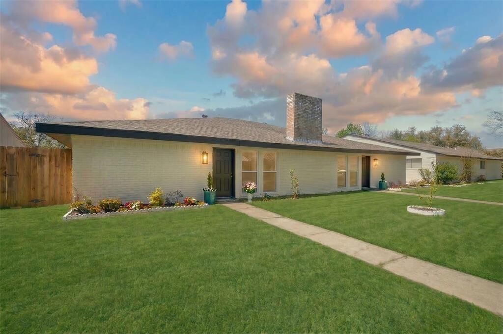 Property Photo: 310 Candlewood Place TX 75081