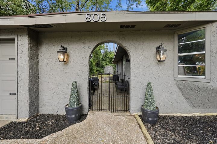 Property Photo:  825 SE H Street  AR 72712 