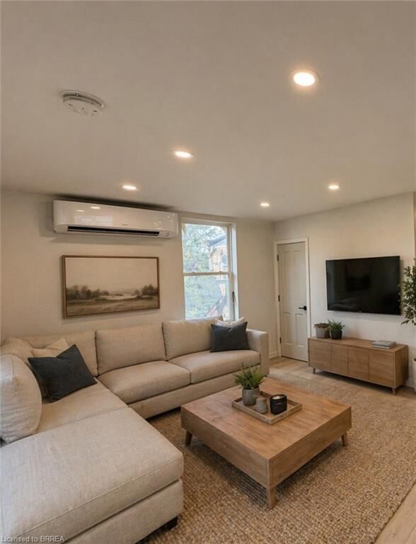 Property Photo:  92 Alfred Street 4  ON N3S 5G2 