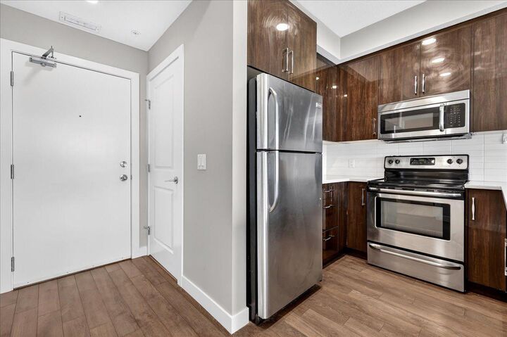 Property Photo:  607 17 Avenue NW 304  AB T2M 0N6 