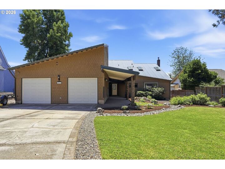 Property Photo:  20122 NE Interlachen Ln  OR 97024 