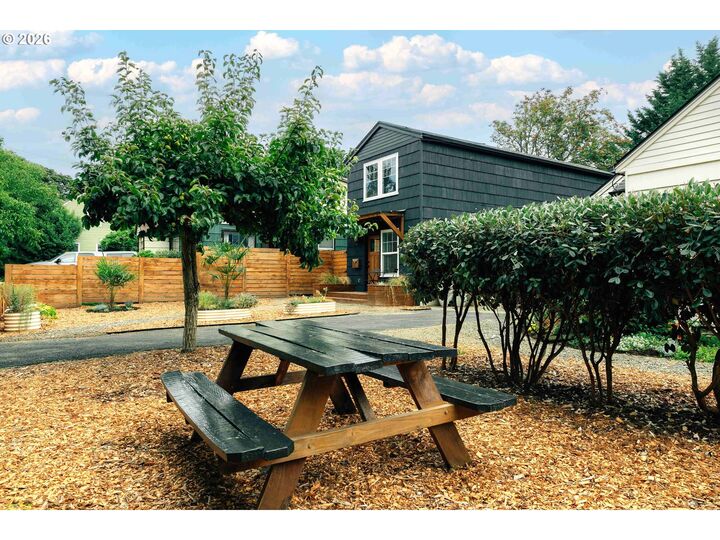 Property Photo:  5614 NE Simpson St  OR 97218 