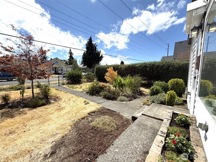 Property Photo: 915 E Harrison Street WA 98404