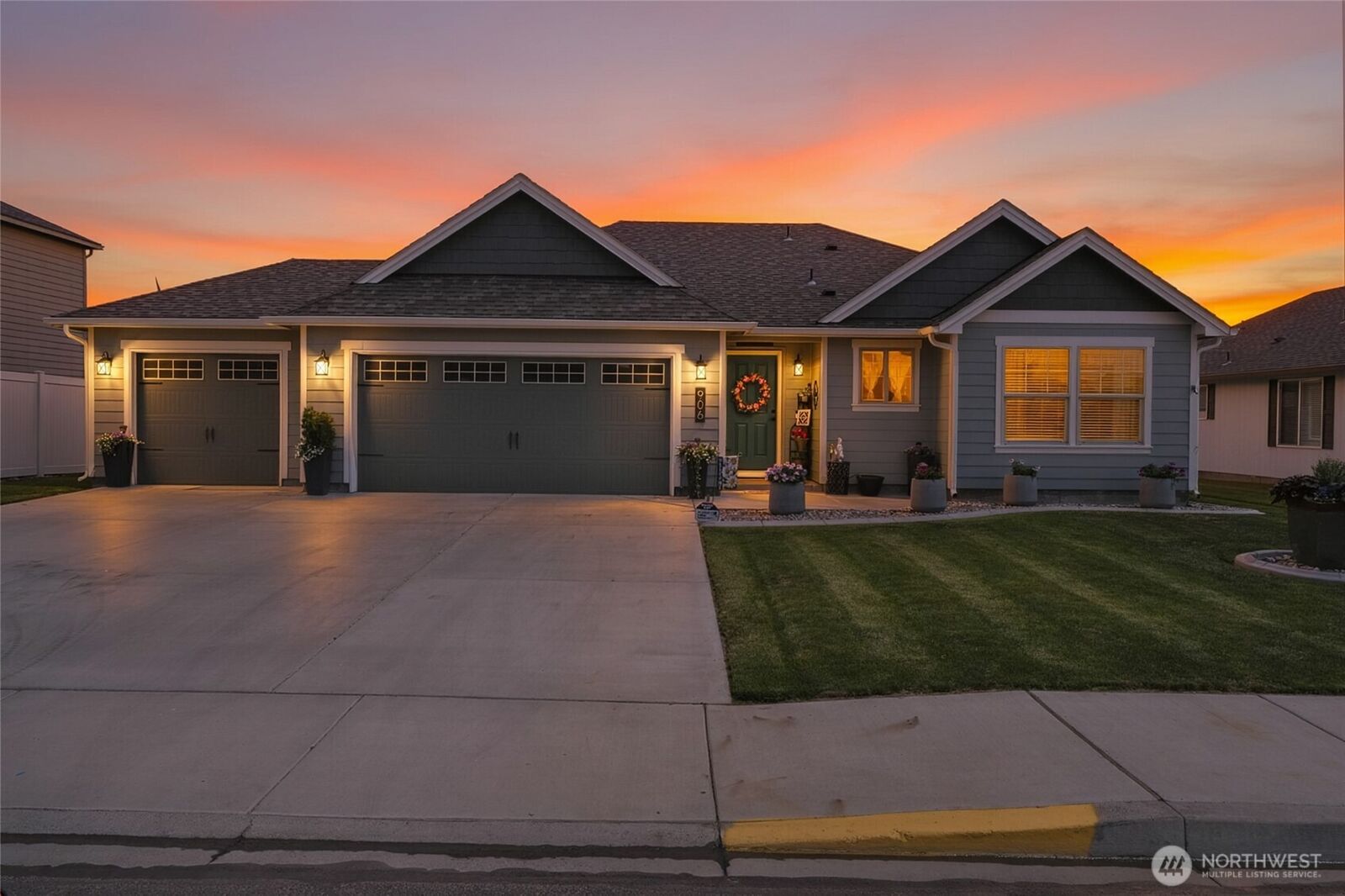 Property Photo:  906  3rd Avenue NE  WA 98848 