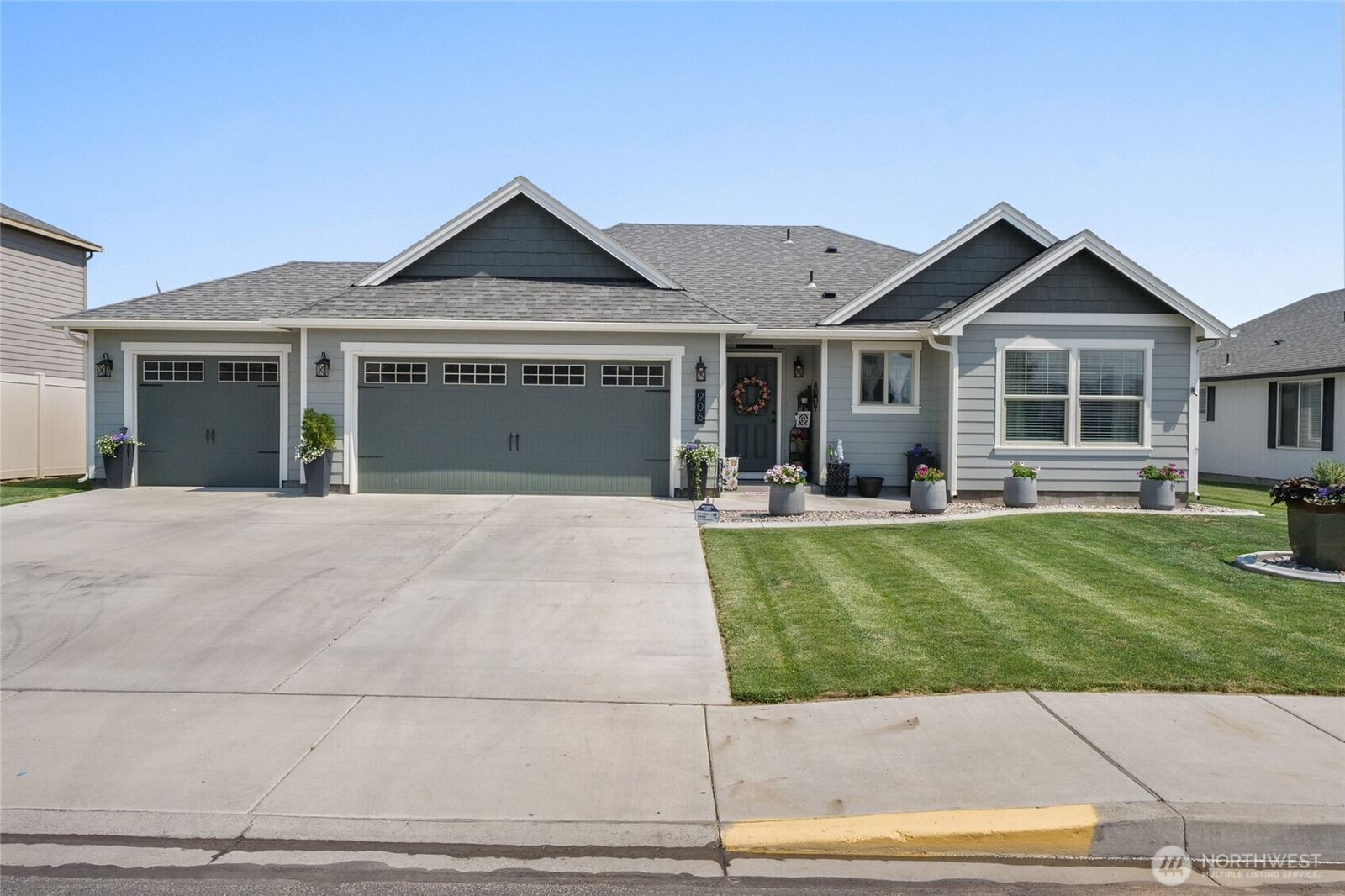 Property Photo:  906  3rd Avenue NE  WA 98848 