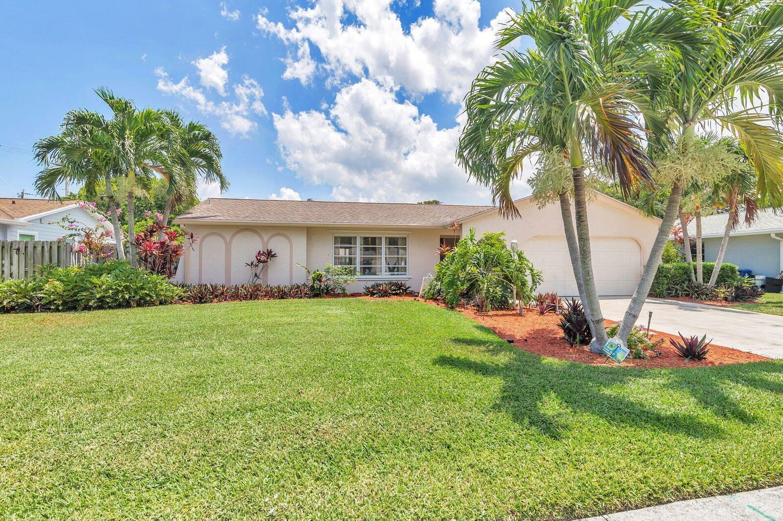 Property Photo: 502 Oak Terrace FL 33458
