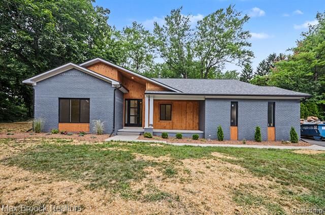 Property Photo: 4570 Burnley Drive MI 48304
