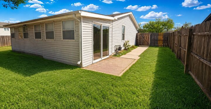 Property Photo:  928 W Summey  KS 67060 