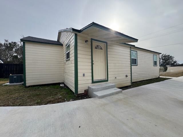 Property Photo:  635 Goliad St  TX 77701 